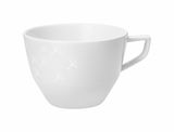 Weiße Tasse mit dezentem Muster, seitliche Perspektive