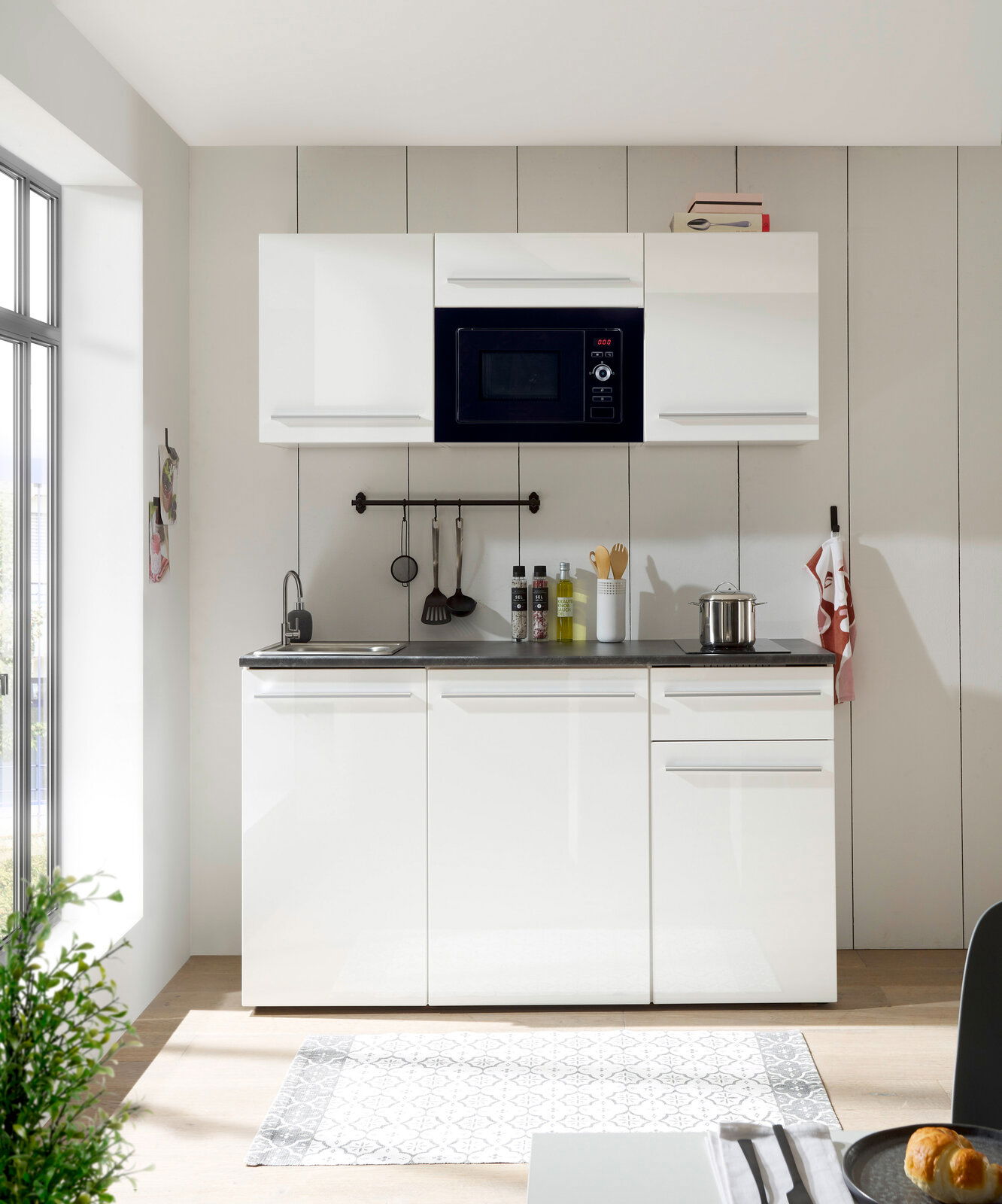 Moderne Single-Küche 160 JAZZ in Weiß mit Hängeschränken, Spüle, Herd und Mikrowelle, frontale Ansicht