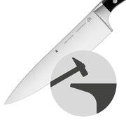 Nahaufnahme eines hochwertigen Küchenmessers mit schwarzem Griff, das auf seine Schneidefähigkeit und Robustheit hinweist.