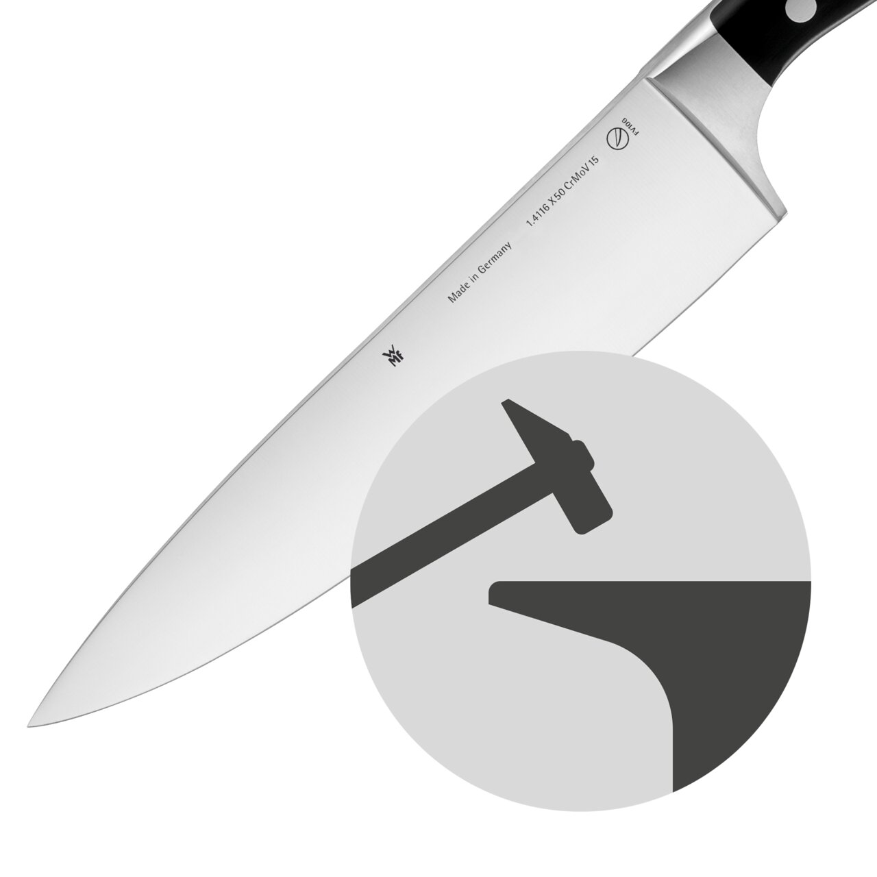 Nahaufnahme eines hochwertigen Küchenmessers mit schwarzem Griff, das auf seine Schneidefähigkeit und Robustheit hinweist.