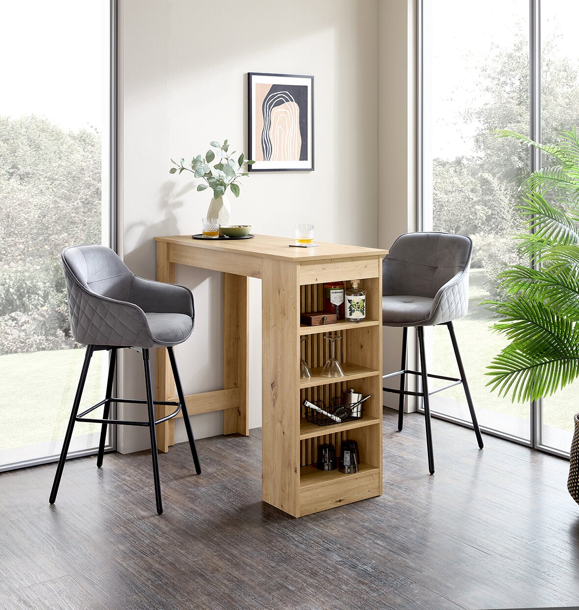 Z2 Bartisch MOJITO Moderner Bartisch aus hellem Holz mit integriertem Regal und Stauraum, im Wohnbereich zwischen zwei grauen Barhockern, seitliche Perspektive schräg von vorn