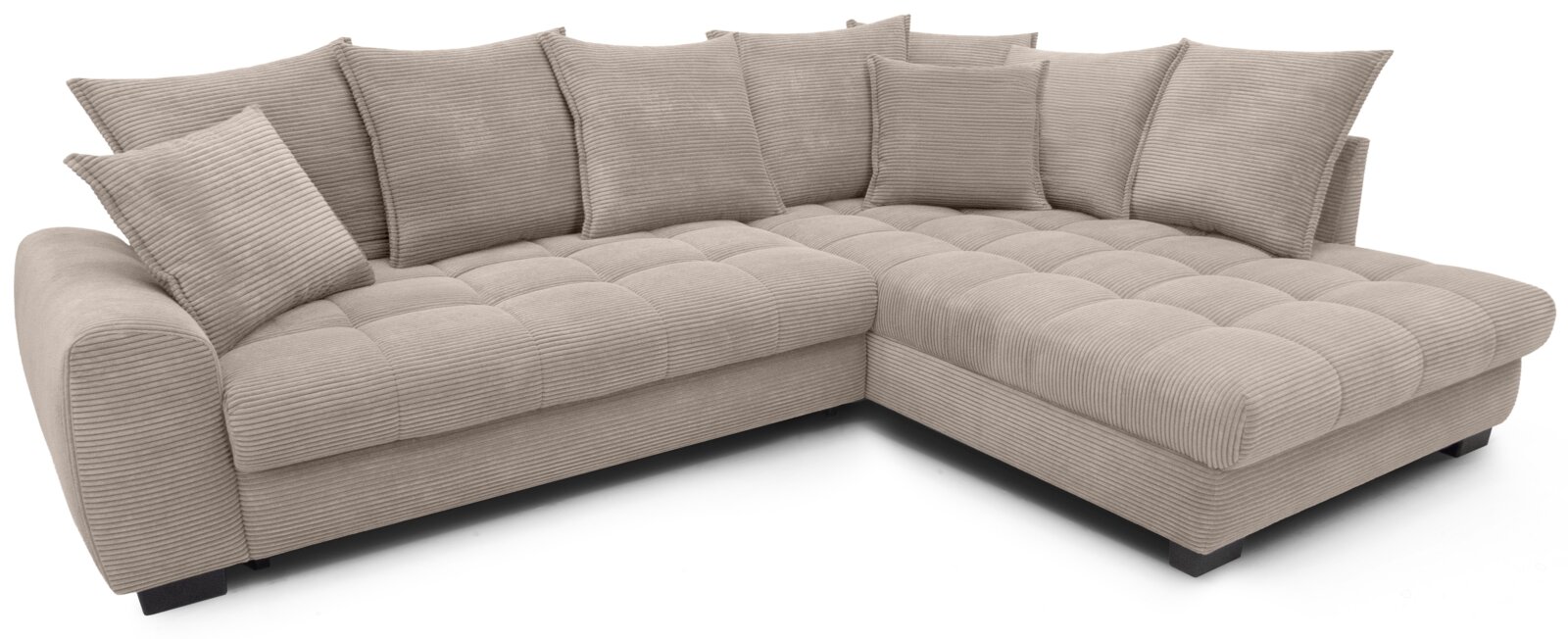 Beiges Cordstoff-Ecksofa in L-Form mit rechter Ottomane, tiefen Sitzpolstern und mehreren Rückenkissen, freigestellt auf weißem Hintergrund, Perspektive: schräg von vorn links.