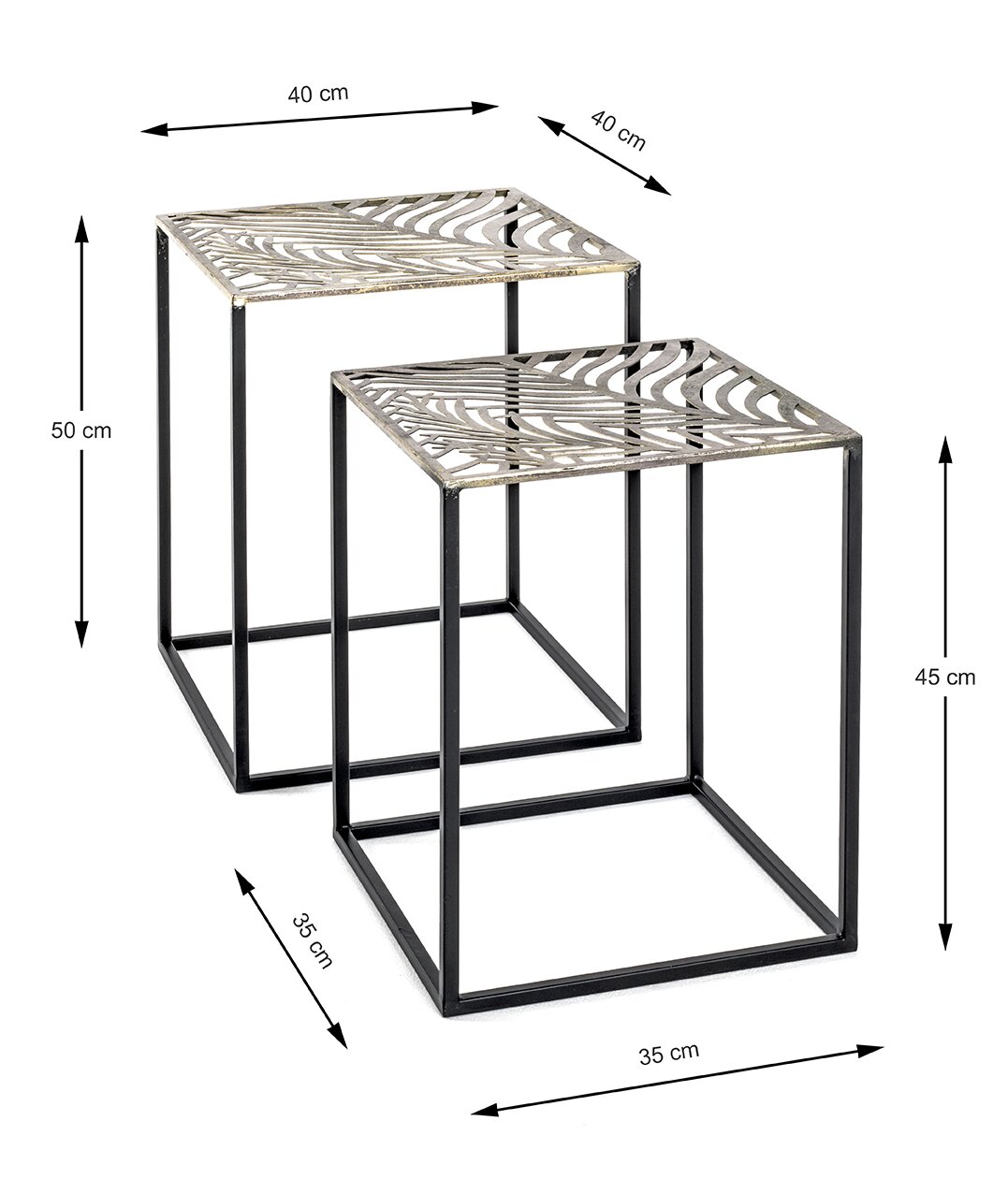 Zwei moderne Beistelltische im Set mit schwarzem Metallgestell und silberfarben gemusterter, durchbrochener Tischplatte; Ansicht schräg von vorn, Maße ca. 40×40×50 cm und 35×35×45 cm.