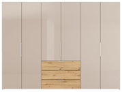 Vooraanzicht van een moderne kledingkast in taupe met vijf deuren, drie centrale lades in eikenhoutlook en slanke witte handgrepen