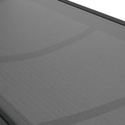 Nahaufnahme der Oberfläche einer Sonnenliege aus grauem, strukturiertem Material.