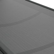 Nahaufnahme der Oberfläche einer Sonnenliege aus grauem, strukturiertem Material.