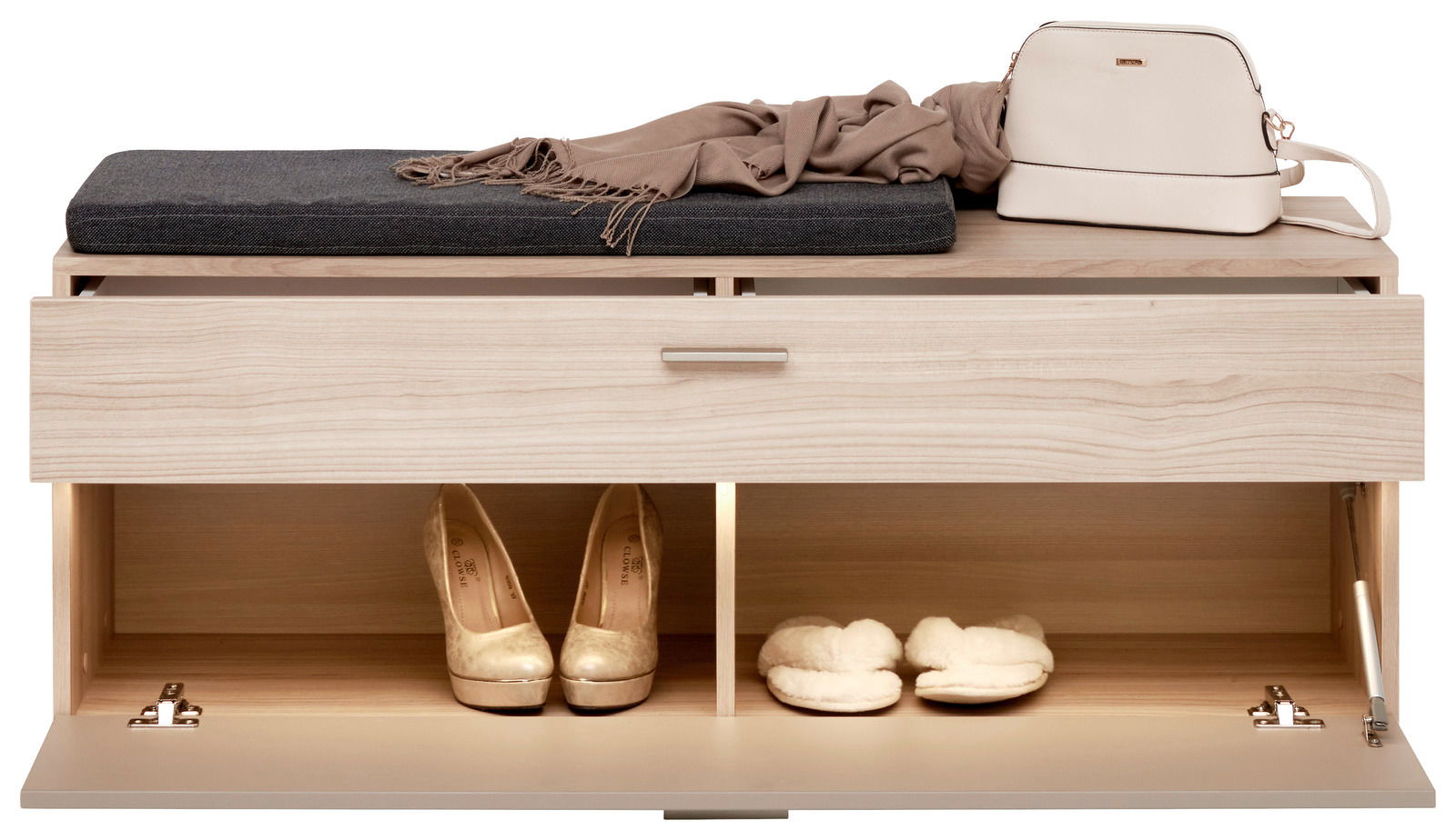 Garderobenbank aus hellem Holz mit Sitzkissen, Schal und Handtasche auf der Oberseite, sowie Schuhen und Hausschuhen im offenen Fach darunter, frontale Ansicht.