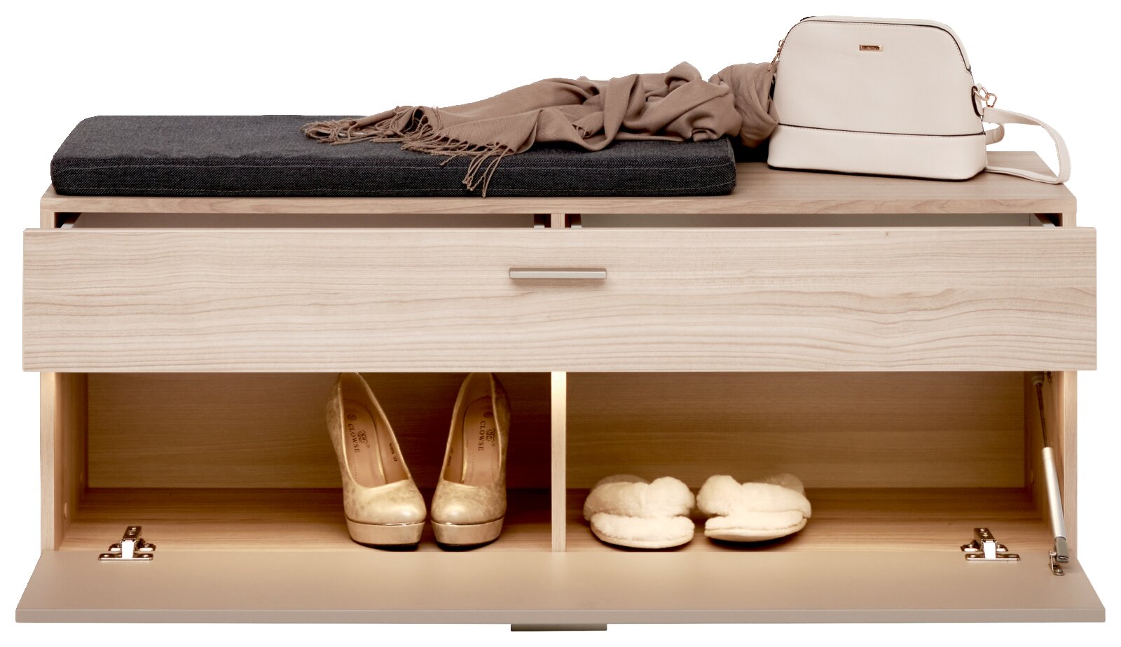 Garderobenbank aus hellem Holz mit Sitzkissen, Schal und Handtasche auf der Oberseite, sowie Schuhen und Hausschuhen im offenen Fach darunter, frontale Ansicht.