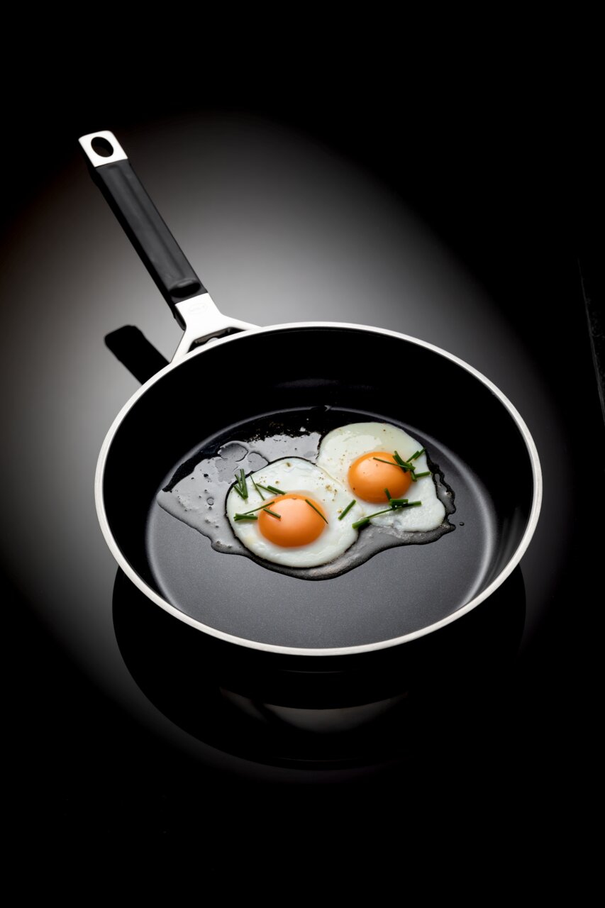 Bratpfanne mit zwei Spiegeleiern, Draufsicht