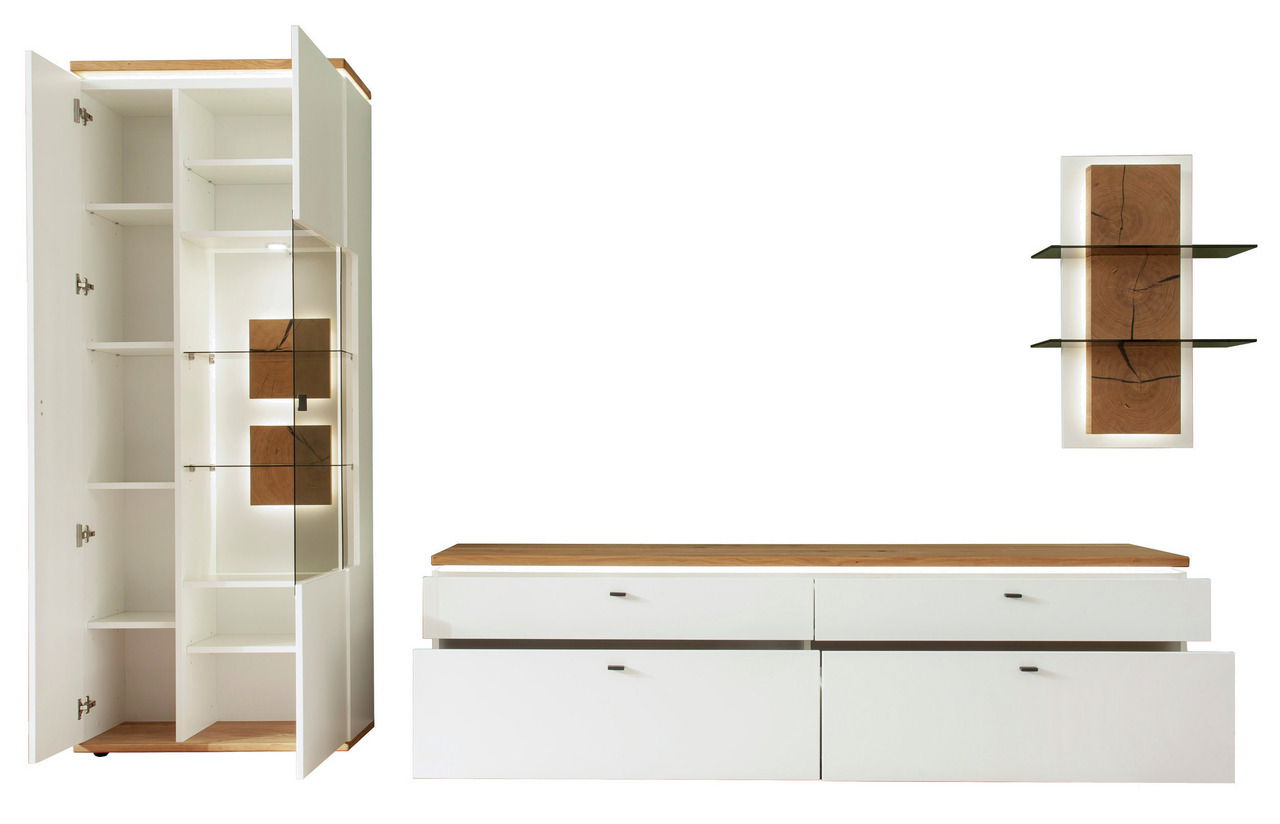 Moderne Wandkombination in Weiß mit Holzdetails, bestehend aus einem hohen Schrank mit Glaselementen, einem niedrigen Sideboard und einem Wandregal mit Glasböden. Frontalansicht.