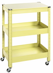 Gelber Servierwagen mit drei Ablageflächen und Rollen, seitliche Perspektive