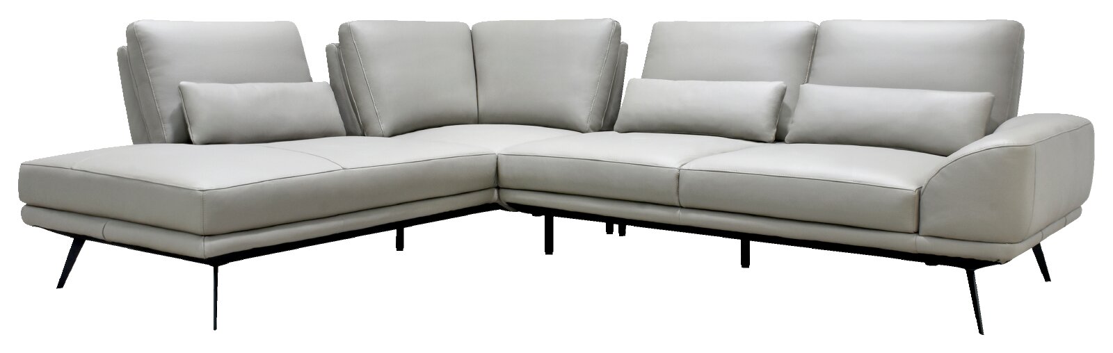 Lichtgrijze moderne hoekbank met chaise longue, verstelbare hoofdsteunen, sierkussens en slanke zwarte poten, gezien vanuit schuin vooraanzicht