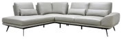 Lichtgrijze moderne hoekbank met chaise longue, verstelbare hoofdsteunen, sierkussens en slanke zwarte poten, gezien vanuit schuin vooraanzicht