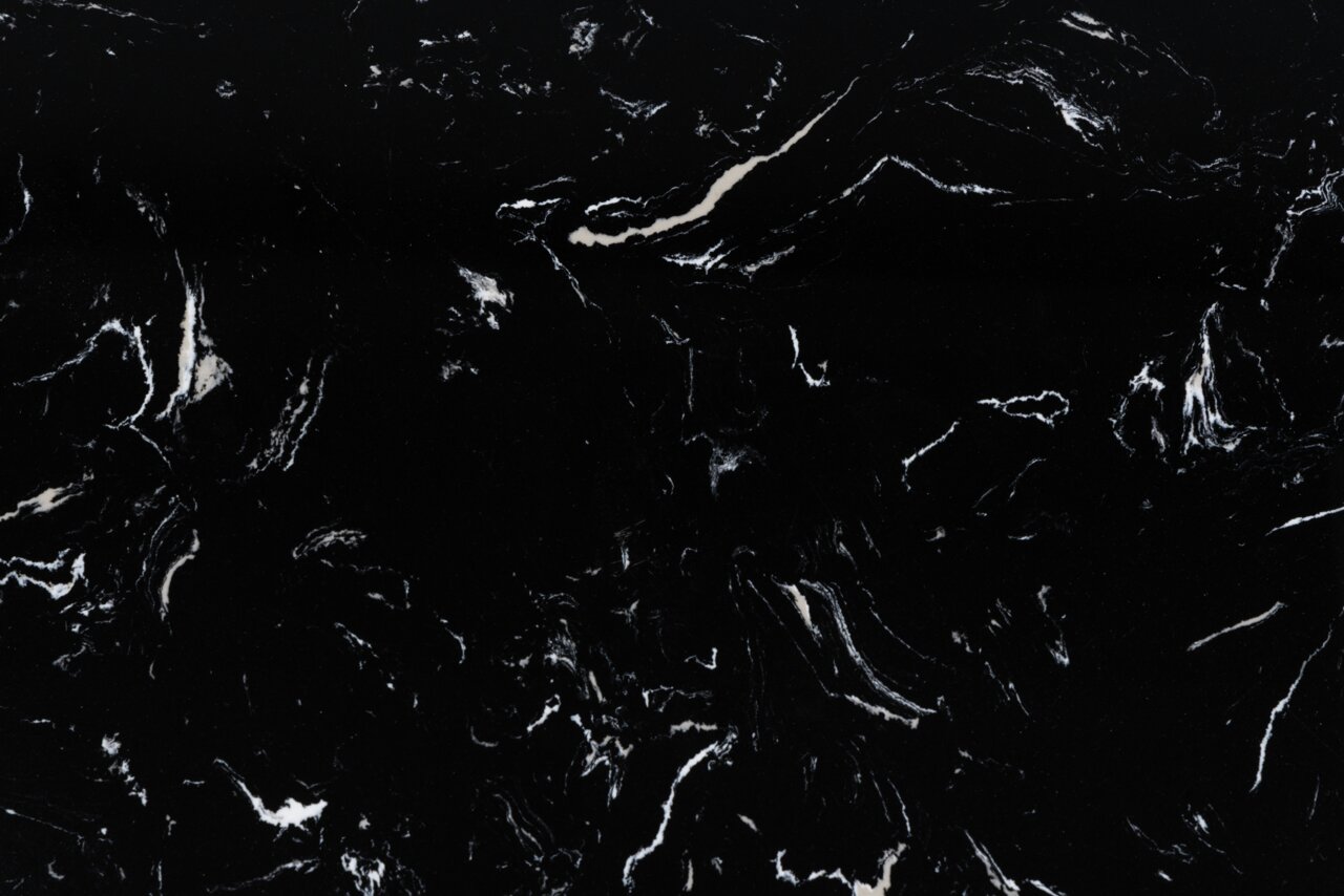 Schwarze Marmorplatte mit weißen Adern, Draufsicht