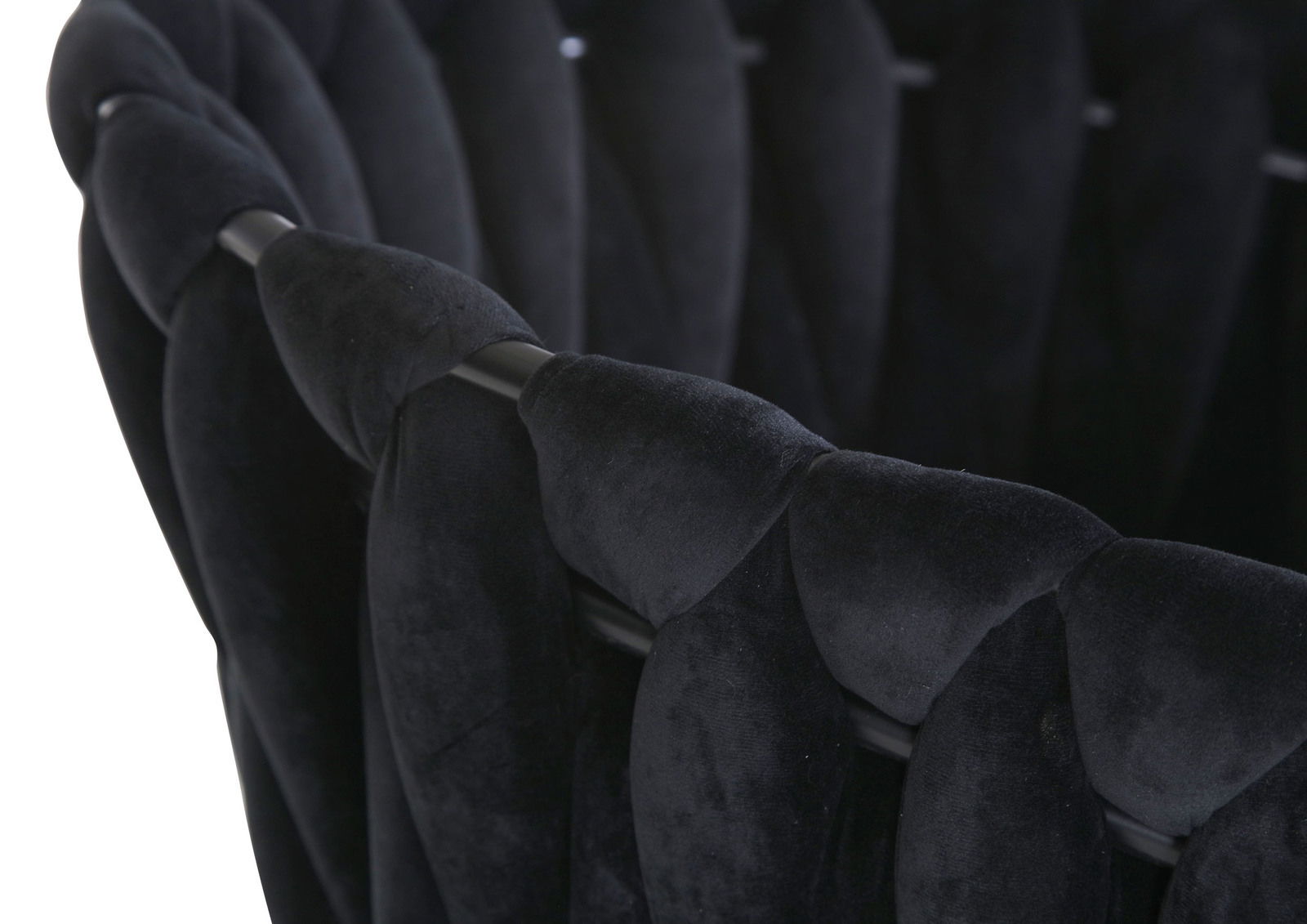 Nahaufnahme eines schwarzen Sessels mit geflochtenem Stoffdesign, seitliche Perspektive