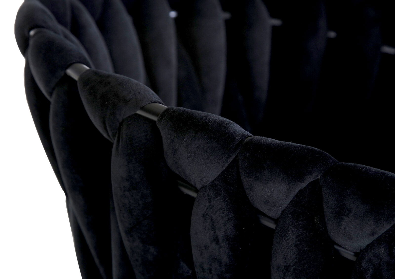 Nahaufnahme eines schwarzen Sessels mit geflochtenem Stoffdesign, seitliche Perspektive