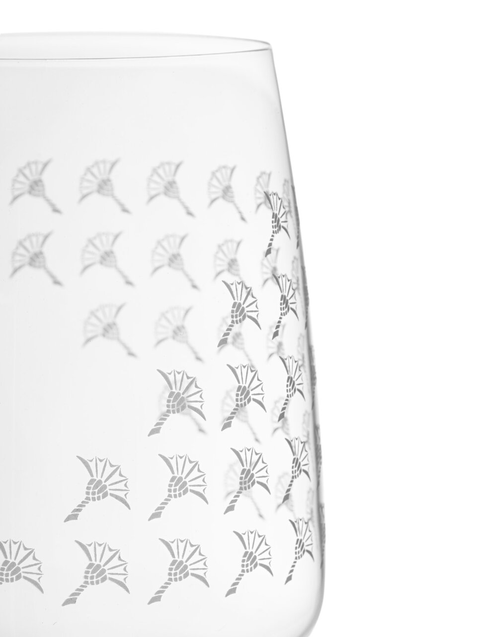 Nahaufnahme eines Weißweinglases mit mattem, dekorativem Muster auf der Oberfläche, seitliche Perspektive.