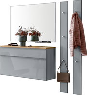 Modernes Flur-Set mit großem Wandspiegel über grauer Hochglanz-Kommode mit Holzablage sowie zwei grauen Garderobenpaneelen mit Haken, Jacke und Tasche, Ansicht schräg von vorn