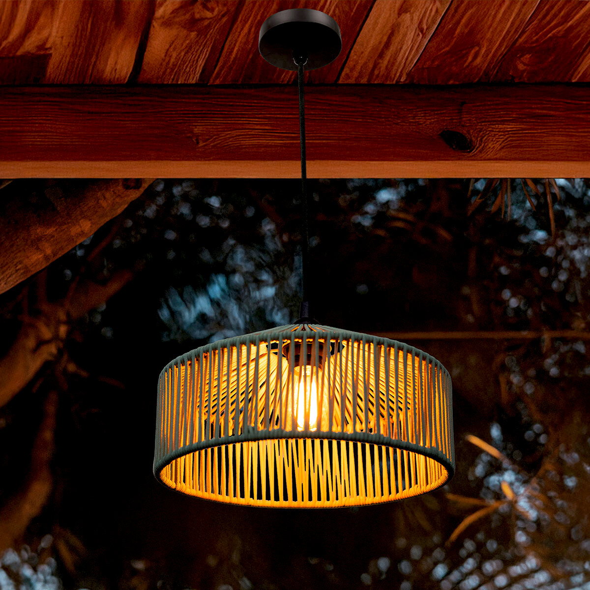 Newgarden Outdoor-Hängeleuchte CALABARDINA Leuchtende Pendelleuchte mit zylindrischem, grünem Rattan-/Bambus-Lampenschirm und sichtbarer Glühbirne, hängend an schwarzem Kabel unter einer Holzdecke, fotografiert aus leichtem Untersichtwinkel.