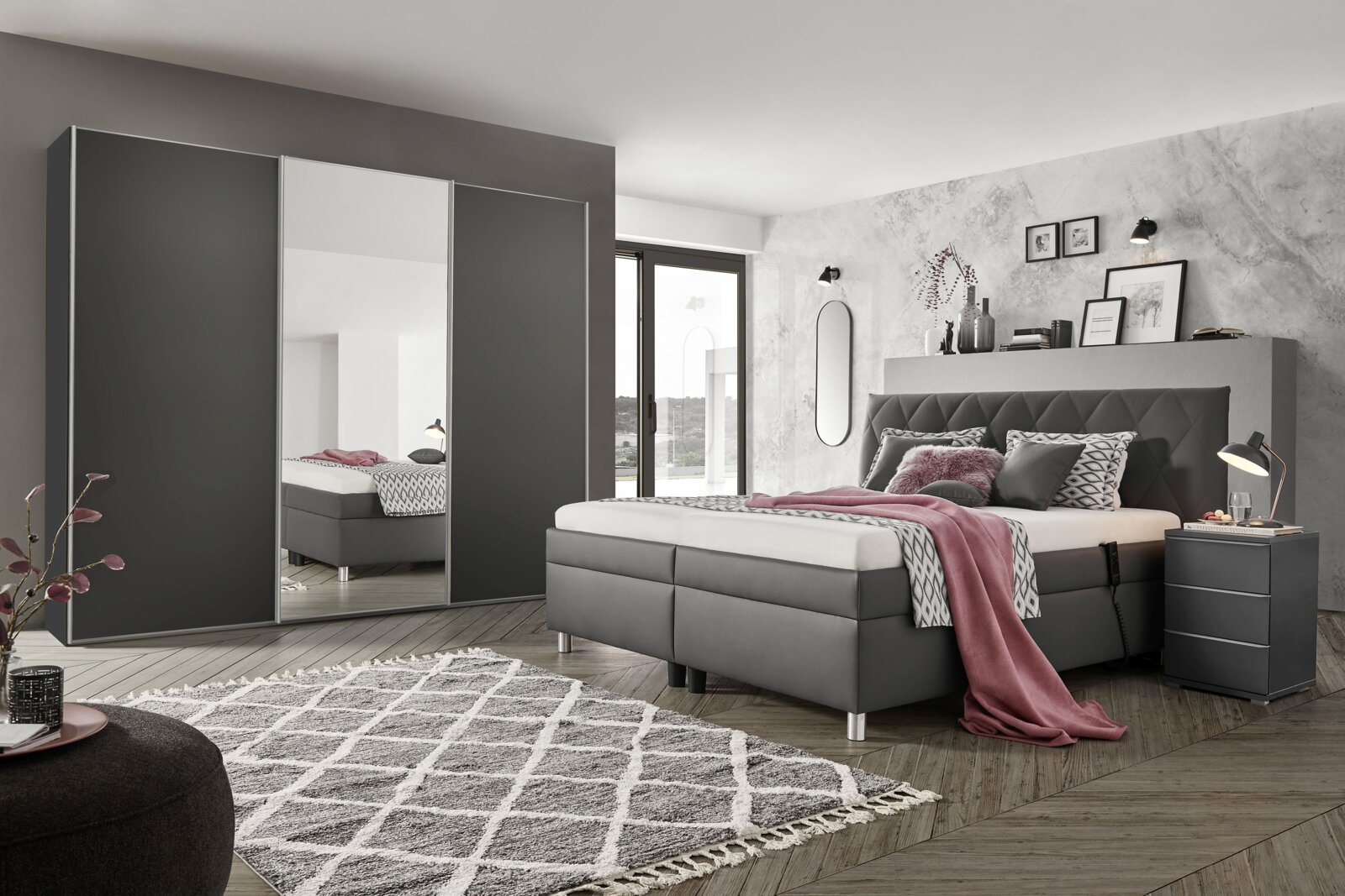Moderner Schwebetürenschrank in einem stilvollen Schlafzimmer, Perspektive von vorne links.