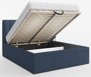 Polsterbett ELMA in blauer Farbe mit hochgeklappter Matratze und Stauraum, seitliche Perspektive