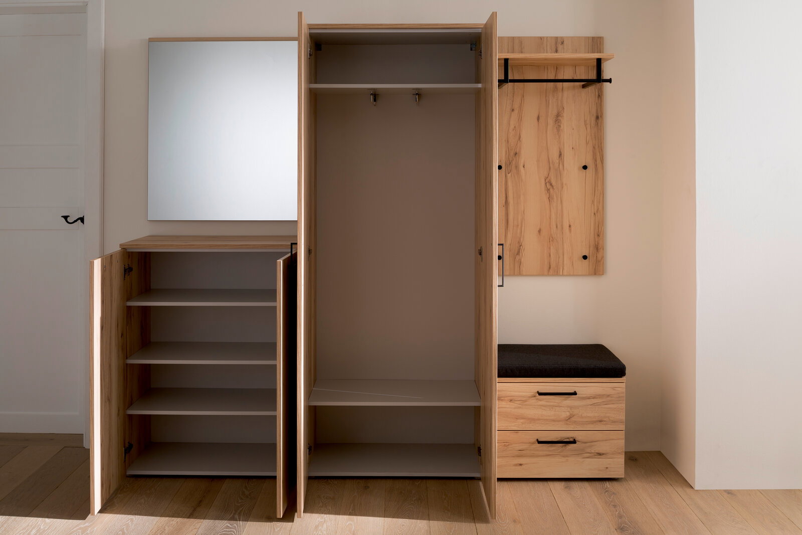 Moderano Garderobenschrank ALMADA Garderobenschrank aus Holz mit offenen Türen, Regalen und Kleiderstange, von vorne betrachtet.