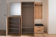 Garderobenschrank aus Holz mit offenen Türen, Regalen und Kleiderstange, von vorne betrachtet.