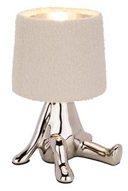 Tischleuchte mit glänzendem, skulpturalem Fuß und cremefarbenem Stoffschirm, seitliche Perspektive