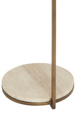 Nahaufnahme eines Beistelltisches mit runder, heller Marmorplatte und bronzefarbenem Metallgestell.