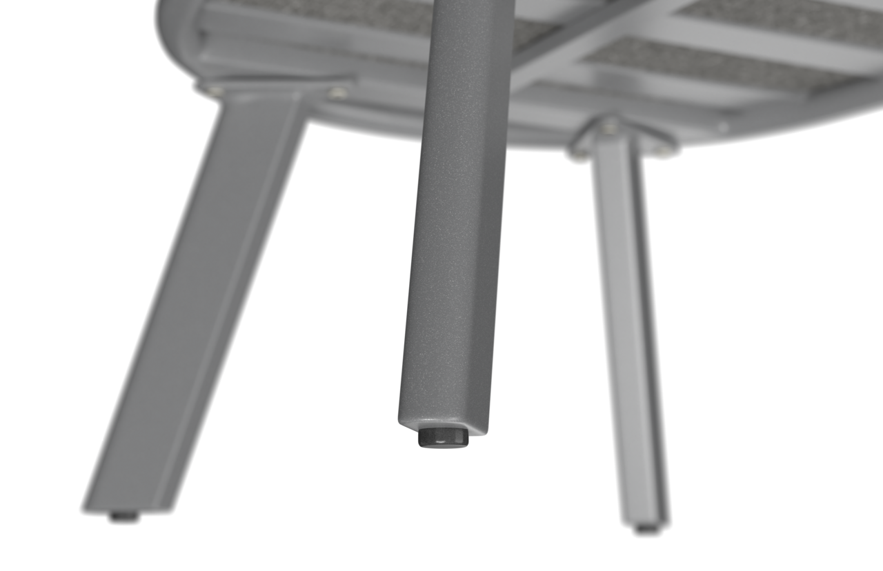Nahaufnahme der Unterseite eines Loungesessels mit Fokus auf die Metallbeine, von unten betrachtet.