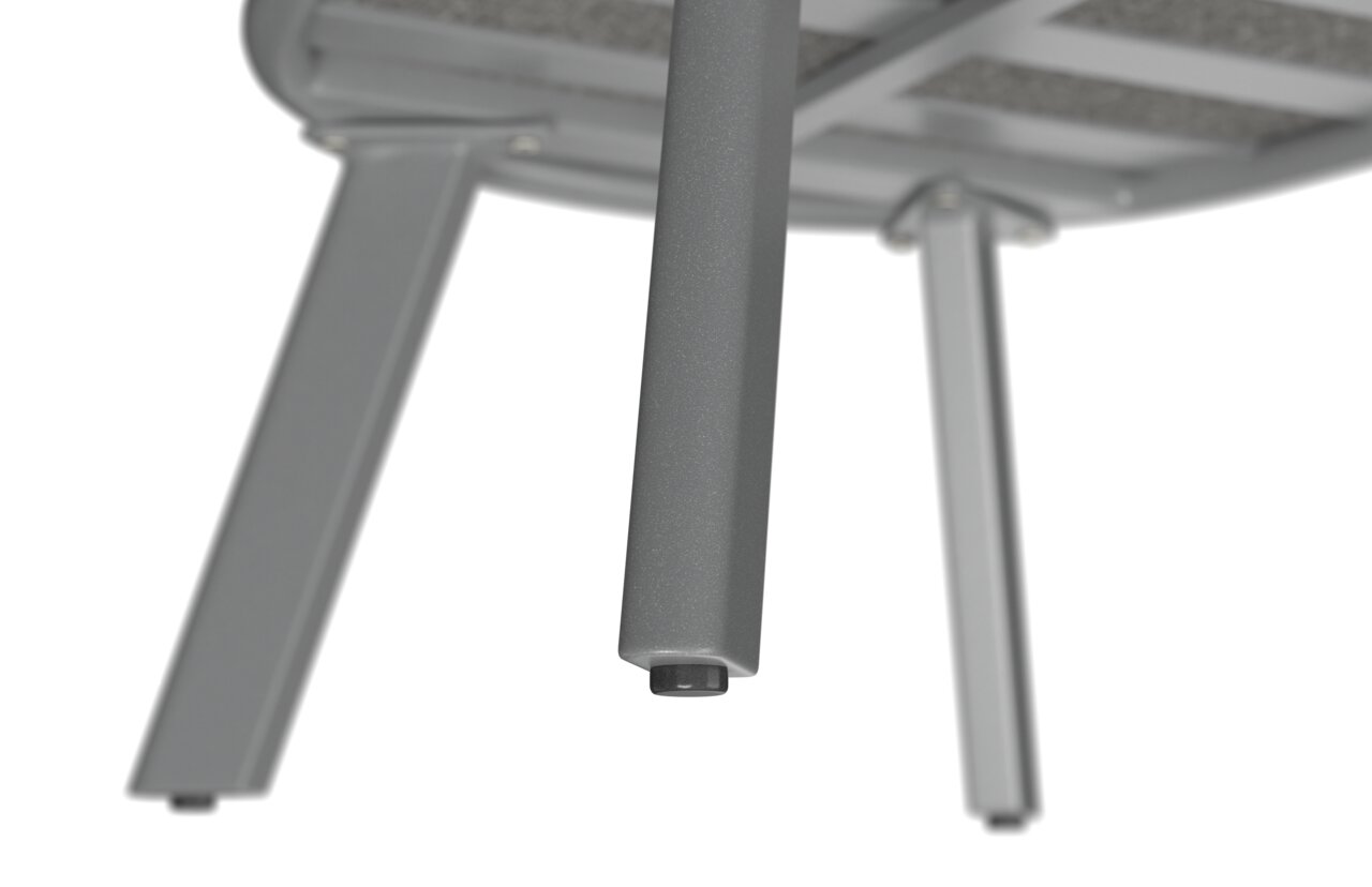 Nahaufnahme der Unterseite eines Loungesessels mit Fokus auf die Metallbeine, von unten betrachtet.