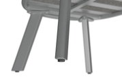 Nahaufnahme der Unterseite eines Loungesessels mit Fokus auf die Metallbeine, von unten betrachtet.