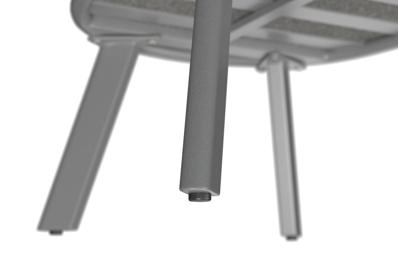 Nahaufnahme der Unterseite eines Loungesessels mit Fokus auf die Metallbeine, von unten betrachtet.