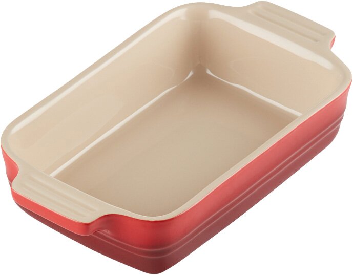 Rechthoekige ovenschaal met rood geglazuurde buitenkant, crèmekleurige binnenkant en handgrepen, schuin van boven bekeken