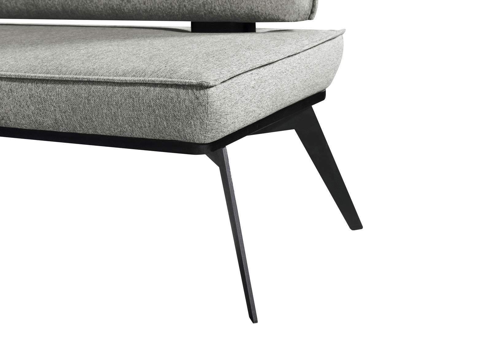 Nahaufnahme einer modernen Bank mit grauem Stoffbezug und schwarzen Metallbeinen, seitliche Perspektive.