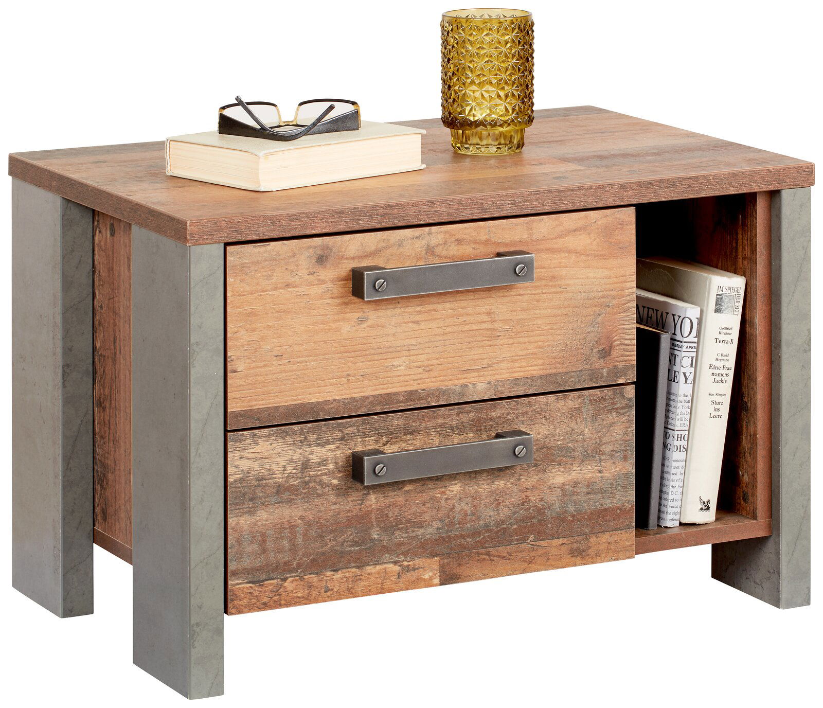 Z2 Nachtkommode CLIF Rustikale Nachtkommode aus Holz mit zwei Schubladen und einem offenen Fach, darauf ein Buch, eine Brille und ein gelbes Glas, Perspektive von vorne links.