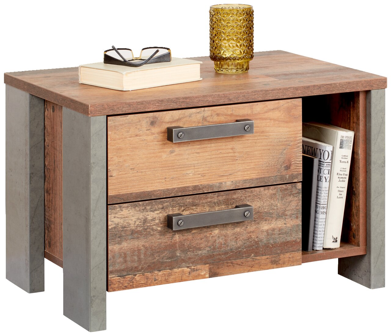 Z2 Nachtkommode CLIF Rustikale Nachtkommode aus Holz mit zwei Schubladen und einem offenen Fach, darauf ein Buch, eine Brille und ein gelbes Glas, Perspektive von vorne links.