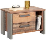 Rustikale Nachtkommode aus Holz mit zwei Schubladen und einem offenen Fach, darauf ein Buch, eine Brille und ein gelbes Glas, Perspektive von vorne links.