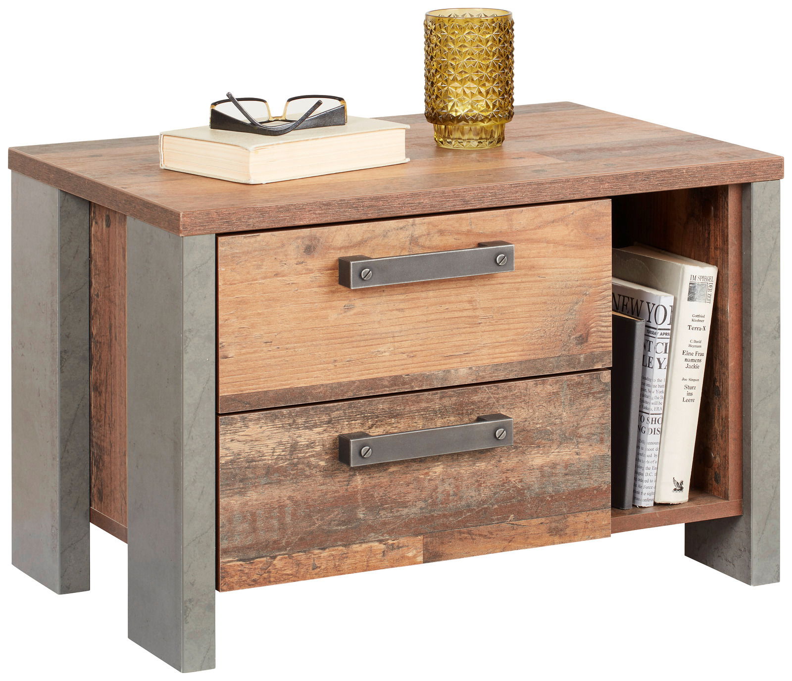 Rustikale Nachtkommode aus Holz mit zwei Schubladen und einem offenen Fach, darauf ein Buch, eine Brille und ein gelbes Glas, Perspektive von vorne links.