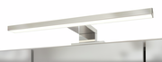 Moderne LED-Leuchte auf einem Spiegelschrank, seitliche Perspektive