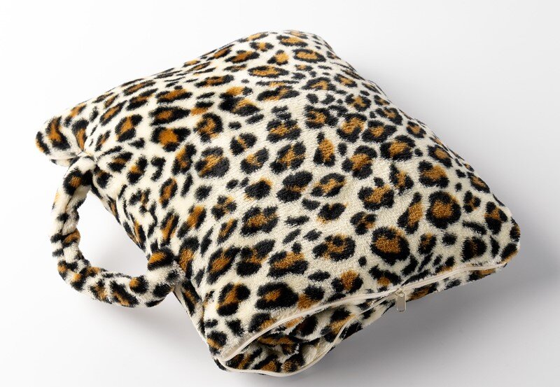 Leopardenmuster Plaid mit Tasche, seitliche Perspektive