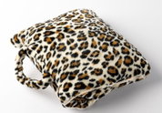 Leopardenmuster Plaid mit Tasche, seitliche Perspektive