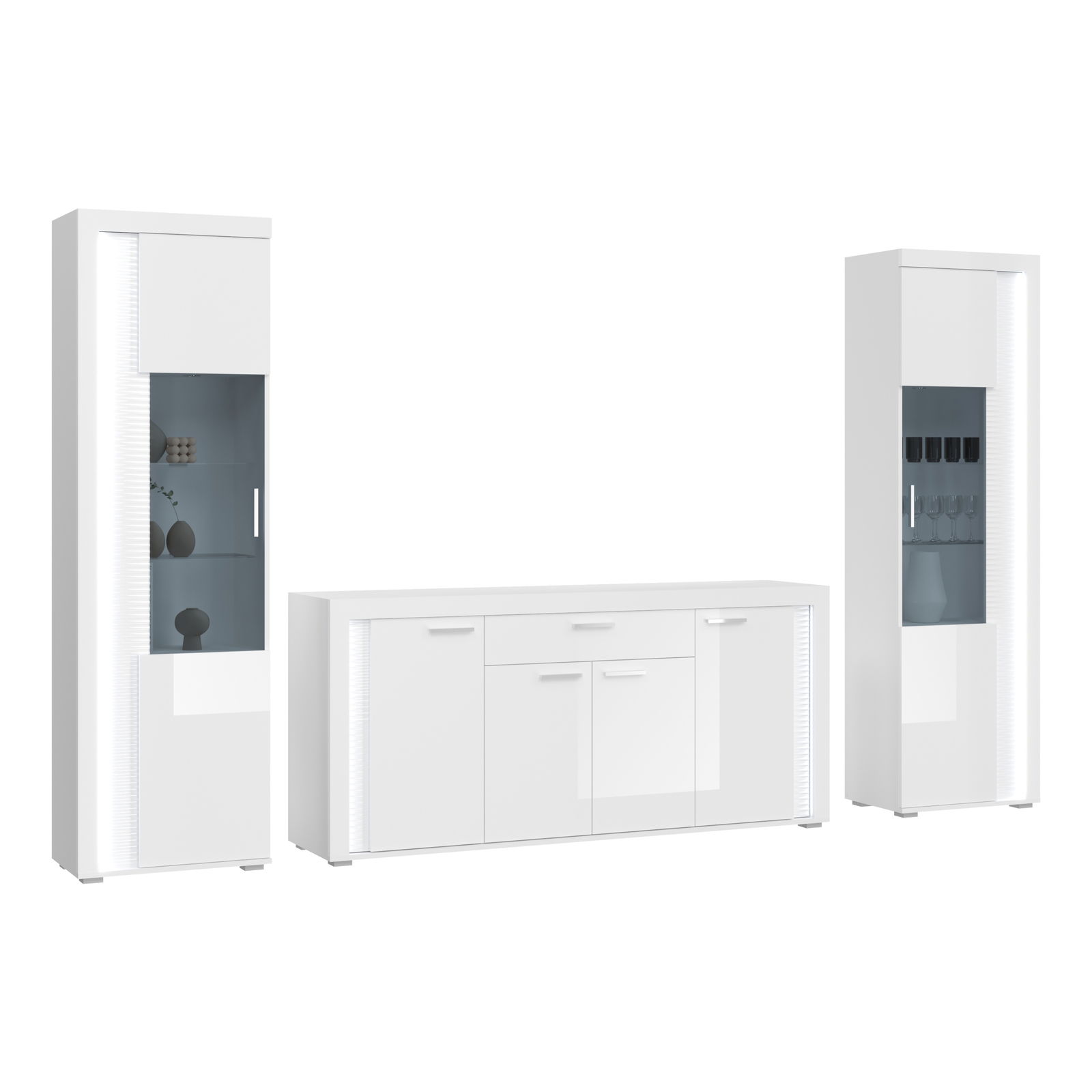 Wohnkombination in Weiß mit zwei hohen Vitrinen und einem Sideboard, frontal betrachtet.