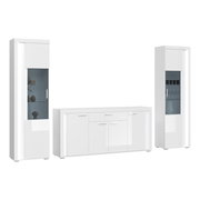 Wohnkombination in Weiß mit zwei hohen Vitrinen und einem Sideboard, frontal betrachtet.