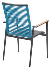 Moderne fauteuil met een blauwe, gevlochten rugleuning en houten armleuningen, achteraanzicht