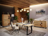 Esszimmer mit modernem Esstisch aus Holz und Metall, umgeben von stilvollen Stühlen, einem Sideboard und einer Vitrine, aus der Perspektive des Raumes betrachtet.