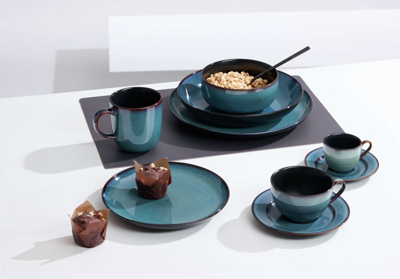 Frühstücksset Bali 12-tlg. in Blau, bestehend aus Tassen, Tellern und Schalen, aus der Vogelperspektive fotografiert.