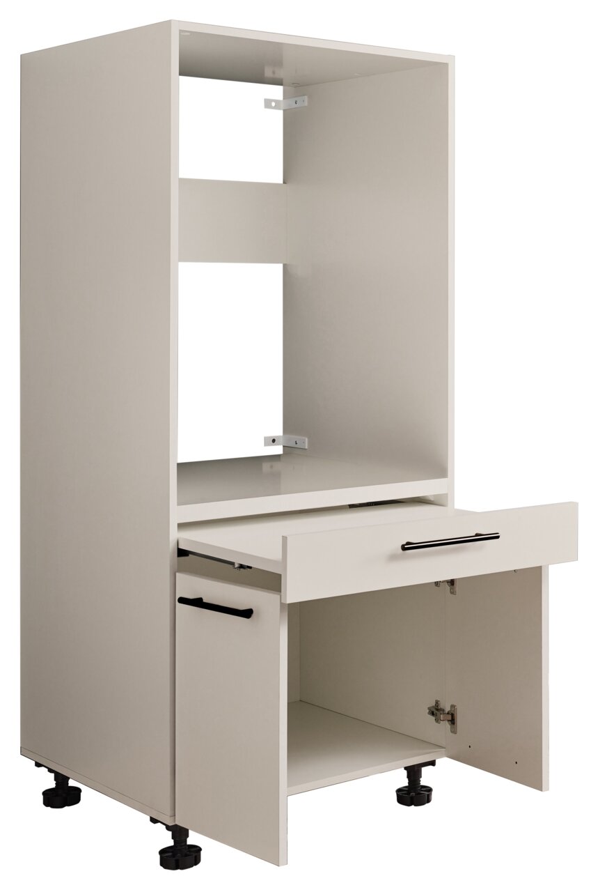 Weißer Küchen-Hochschrank mit offenem oberen Fach, ausgezogener Schublade und geöffneter unterer Tür, schwarze Griffe und verstellbare Füße, Ansicht schräg von vorn rechts.