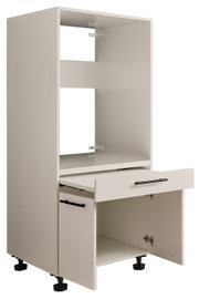 Weißer Küchen-Hochschrank mit offenem oberen Fach, ausgezogener Schublade und geöffneter unterer Tür, schwarze Griffe und verstellbare Füße, Ansicht schräg von vorn rechts.