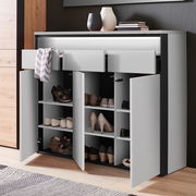 Moderner XL-Schuhschrank mit offenen Türen und Schubladen, gefüllt mit verschiedenen Schuhen, aus der Vorderansicht.